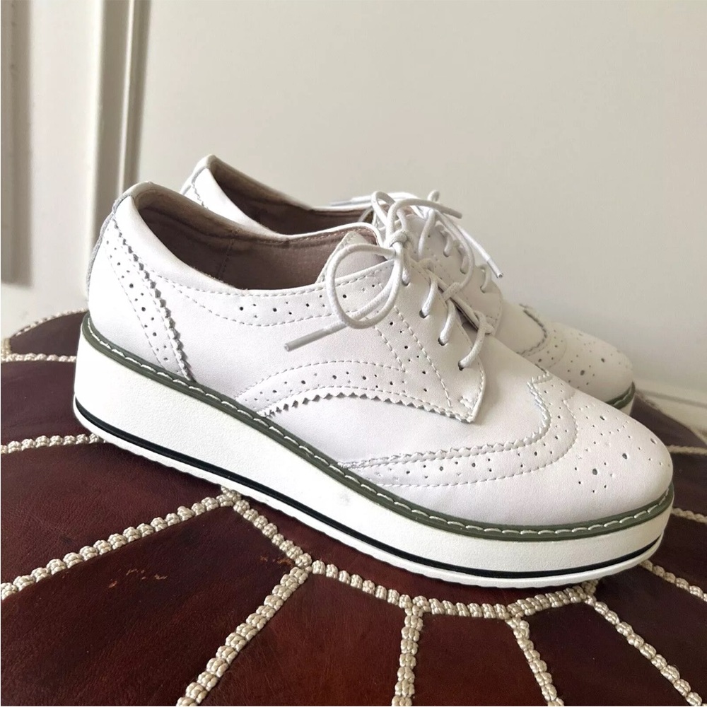 Dadawen Women's Platform White Leather Wingtip Square Toe Oxford Shoe Sz 8 US